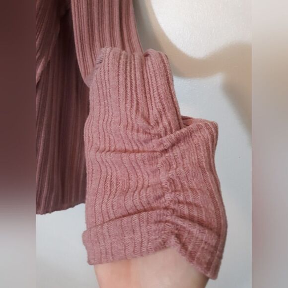Inspired Hearts pink cold shoulder ruched sleeve sweater - Picture 3 of 6